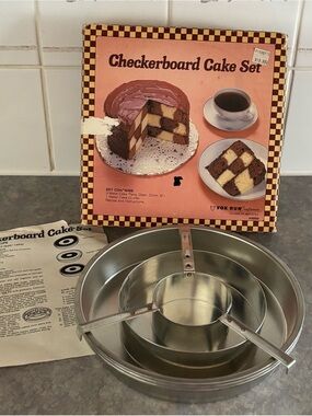 80's Checkerboard Cake Set - 9" Round Cake Tins - 80's Bakeware - Cake Pans